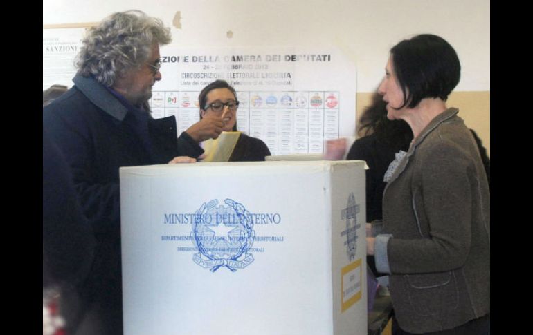 El líder del Movimiento 5 Estrellas, Beppe Grillo (izq), ejerce su derecho al voto en un colegio electoral en Génova, Italia. EFE /