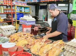 El pollo y el huevo se consideran productos indispensables en las mesas de las familias mexicanas. ARCHIVO /