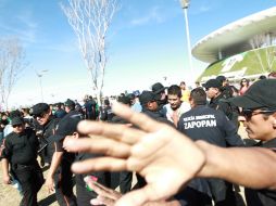 La Policía Municipal durante las detenciones el día de ayer en el Omnilife.  /