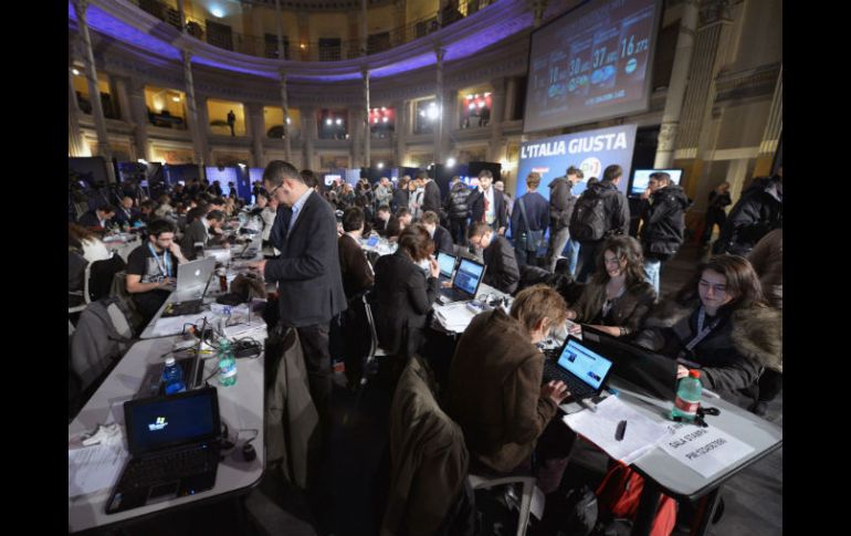 Periodistas esperan los resultados de las elecciones en Italia. AFP /