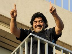 Una vez instalado salió al balcón de su habitación para saludar a la multitud que lo aclamaba al grito de ''Diego, Diego''. AP /