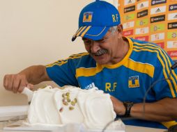 El brasileño comanda al equipo líder del Clausura 2013, lo que lo tiene de buen humor. MEXSPORT /