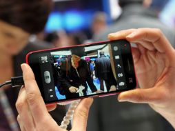 Una azafata muestra el nuevo ZTE Grand S Lite de 5. EFE /