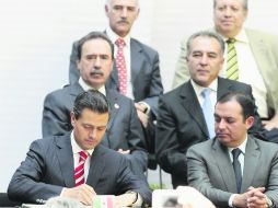 Peña Nieto firma el decreto que busca transformar el sistema educativo. Ernesto Cordero lo observa. EFE /