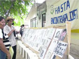 Escena común. Familiares colocan pancartas con rostros de desaparecidos por las presidencias de todo el país, en la foto una de Tijuana NTX /