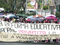 Resistencia en la calle. Maestros de nivel básico de Michoacán (foto) y Guerrero se expresaron en contra de la reforma educativa. NTX /
