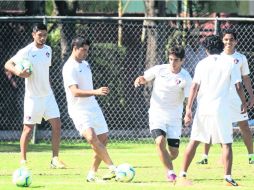 Isaac Brizuela (tercero de izq. a der.) realiza ejercicios previos al entrenamiento zorro. MEXSPORT /