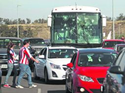 Vidrios rotos. Los autobuses provenientes de León fueron apedreados tanto a su llegada al estadio, como a la salida. EL INFORMADOR /