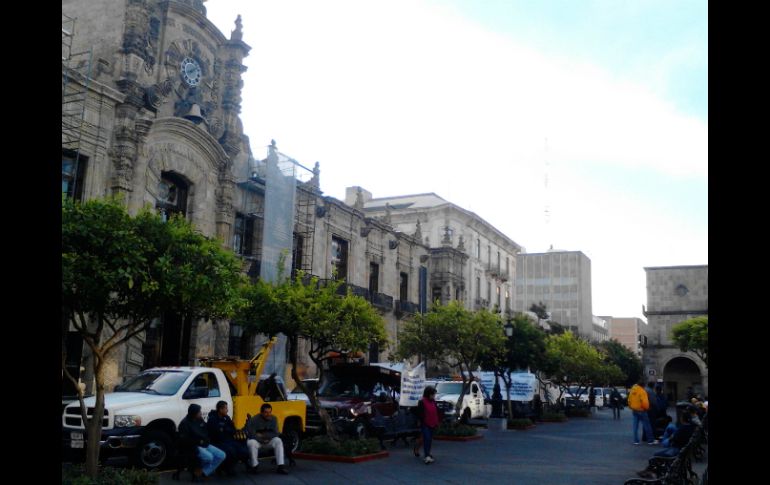 Los manifestantes se encuentran en los alrededores de Palacio de Gobierno.  /