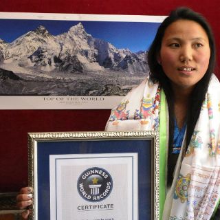 Mujer nepalí logra Guinness por subir dos veces el Everest