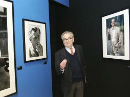 El retratista junto a algunos de sus trabajos. EFE /