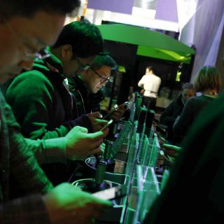 Pantalla solar o recarga sin cable, los teléfonos móviles buscan más