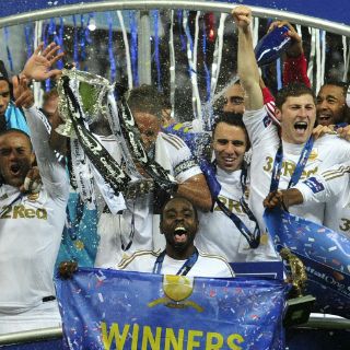 Swansea desfila para celebrar la Copa