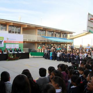 Tlaquepaque entrega equipos de cómputo a escuela