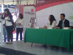 Héctor Robles Peiro (d) durante la presentación del programa.  /