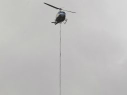 Elementos de Protección Civil y brigadistas de la Conafor combaten por aire y tierra para sofocar el incendio. ARCHIVO /