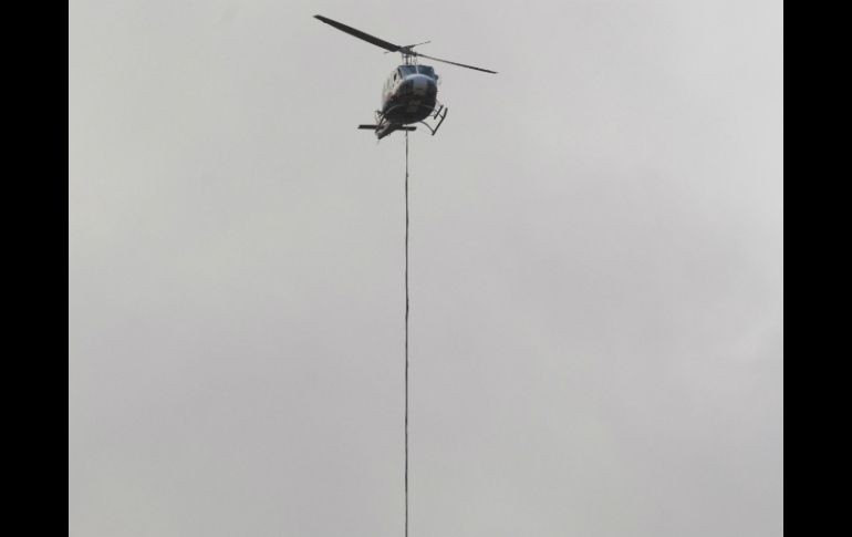 Elementos de Protección Civil y brigadistas de la Conafor combaten por aire y tierra para sofocar el incendio. ARCHIVO /