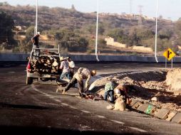 Trabajadores que construyen cunetas mencionan que todavía laborarán en esta actividad mañana miércoles.  /
