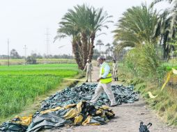 Labores de rescate. Autoridades egipcias recogen los restos de la aeronave. Se encuentran heridas dos personas. AFP /