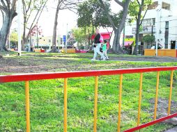 El Ayuntamiento tapatío intenta proteger, con cercas y advertencias de multas o 36 horas de arresto, los parques públicos. EL INFORMADOR /