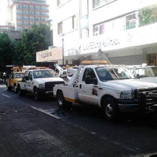 ''Grulleros'' vuelven a manifestarse frente a Palacio