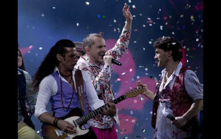 Bosé llenó de energía el escenario del Festival misma que transmitió a sus fanáticos. EFE /