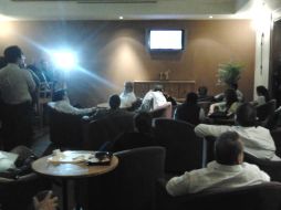 En lo que inicia la asamblea, algunos convocados observan por televisión la audiencia de Gordillo.  /