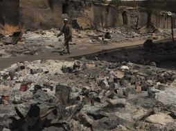 Un hombre camina entre escombros dejados por el conflicto civil en Malí. AFP /