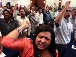 Alrededor de las 02:00 horas,  dirigentes de delegaciones del SNTE mostraron su apoyo a Elba Esther Gordillo . EFE /