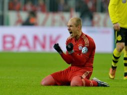 Arjen Robben festeja con mucha fuerza el gol que anotó para que Bayern Munich siga con vida en la Copa de Alemania. AP /