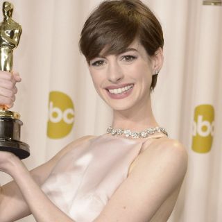 Anne Hathaway ofrece disculpas a la firma Valentino