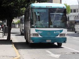 La Alianza de Camioneros aseguró que cuatro mil 750 unidades cobrarán a partir de mañana a siete pesos el boleto. ARCHIVO /