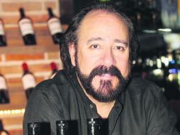 Anfitrión. Beno Albarrán con las tres presentaciones del tequila.  /