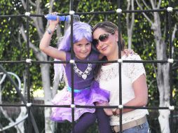 Con la festejada. Nicole Portillo y Patricia Navarro.  /