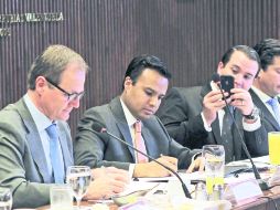 Firma. El alcalde Robles (centro) signó el convenio con la OCDE. EL INFORMADOR /