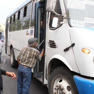 Transportistas amagan con cobrar siete pesos; serán multados, advierte Vialidad