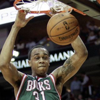 Ayón sigue sin debutar con los Bucks