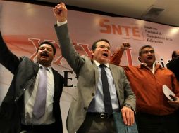 Juan Díaz de la Torre (c) considera que es un ''crimen'' lo que se les está haciendo a los maestros. EFE /