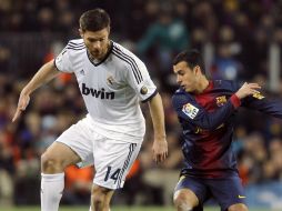 Alonso (izq) se aferra a la forma de jugar de su equipo, que ha dado resultados. EFE /