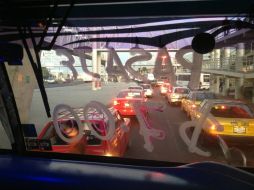 Algunas unidades pintaron en sus vidrios que el pasaje ya se cobra a siete pesos.  /