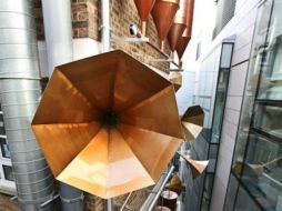 Varios ventanales del hospital dan directamente a un sistema de tuberías empotrado en una fachada de ladrillos. ESPECIAL /