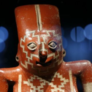 Sotheby's replica a Perú por piezas de arte precolombino