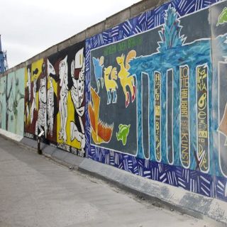 Activistas llaman a frenar el derribo de parte del Muro de Berlín aún en pie