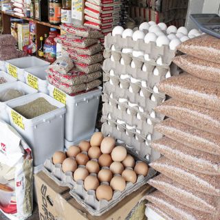 Profeco cierra siete bodegas por abusos en precios de pollo y huevo