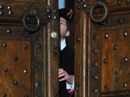 Un guardia suizo cierra la puerta de la residencia papal de Castel Gandolfo, como símbolo del fin del pontificado de Benedicto XVI. EFE /