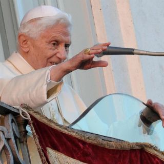 Peña y obispos despiden a Benedicto XVI por Twitter
