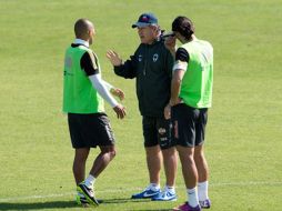 Víctor Manuel Vucetich (centro) sabe que Querétaro está en una situación apremiante. MEXSPORT /