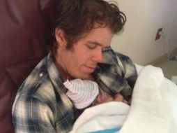 El bloguero acompañó su declaración de una fotografía en la que posa con el recién nacido. ESPECIAL /