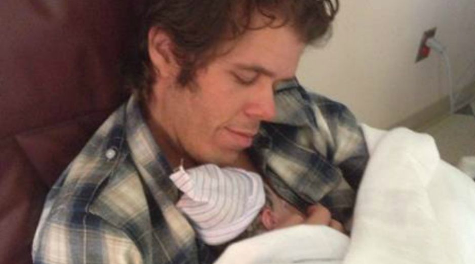 El bloguero acompañó su declaración de una fotografía en la que posa con el recién nacido. ESPECIAL /