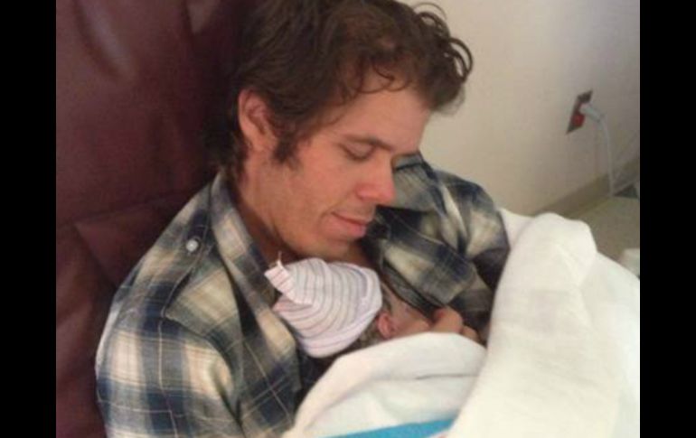 El bloguero acompañó su declaración de una fotografía en la que posa con el recién nacido. ESPECIAL /